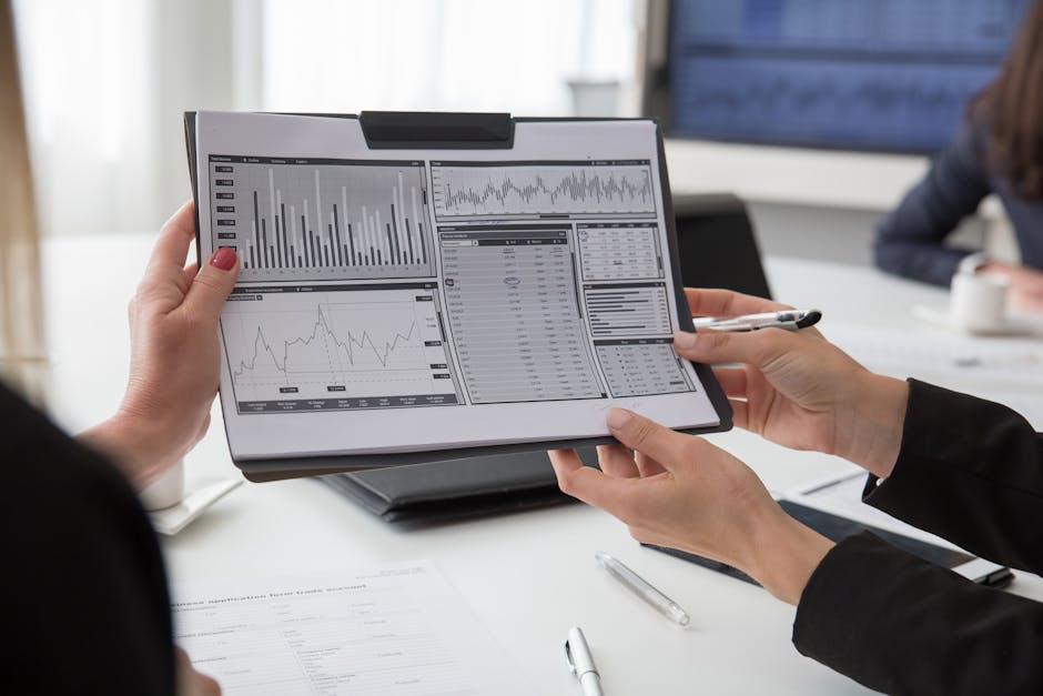 Finansal raporları inceleyen danışmanlar